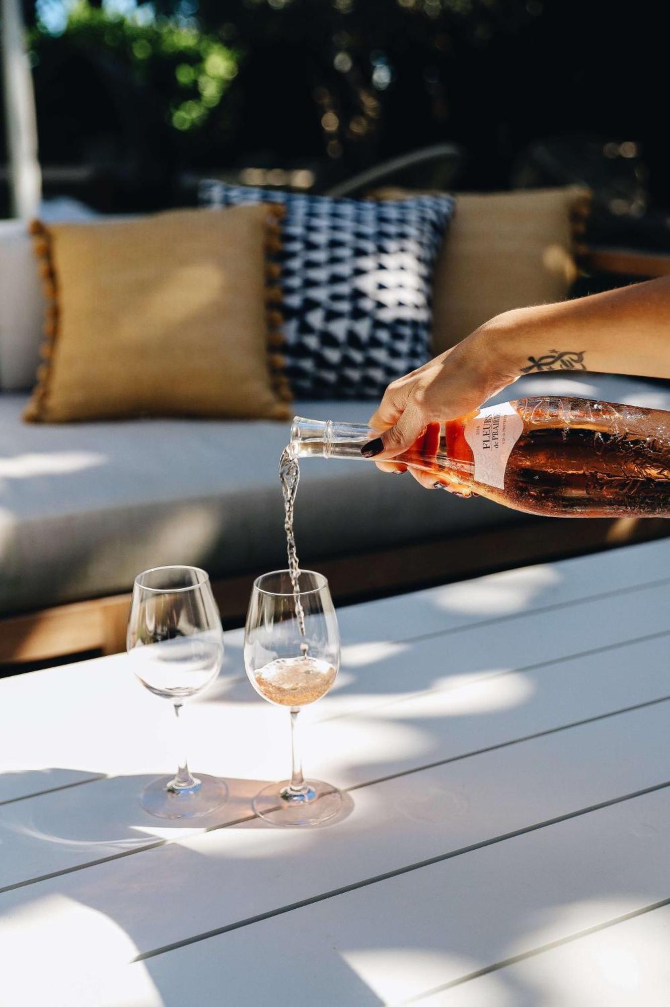 Nautilus Sonesta Miami Beach Exterior photo Wine being poured